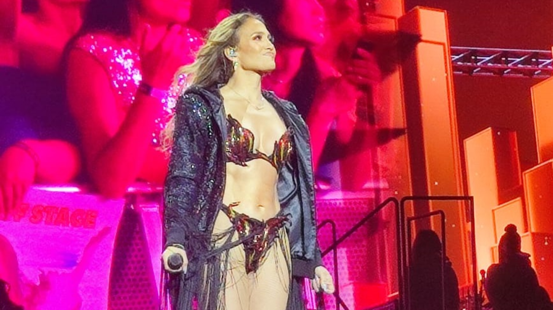 Дженнифер Лопес Алматы сахнасында: аншлаг, шат көңілді көрермен және мінсіз ұйымдастырылған концерт