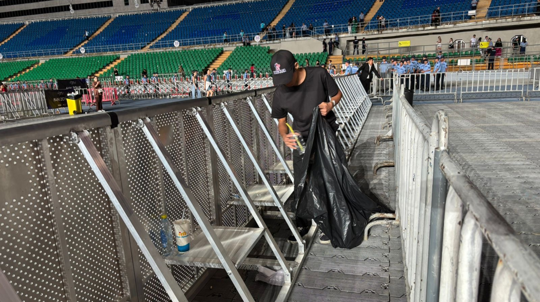 Дженнифер Лопестің Алматыдағы концертінен кейін: еріктілер мен жастар «Taza Qazaqstan» акциясы аясында Орталық стадионды тазалады