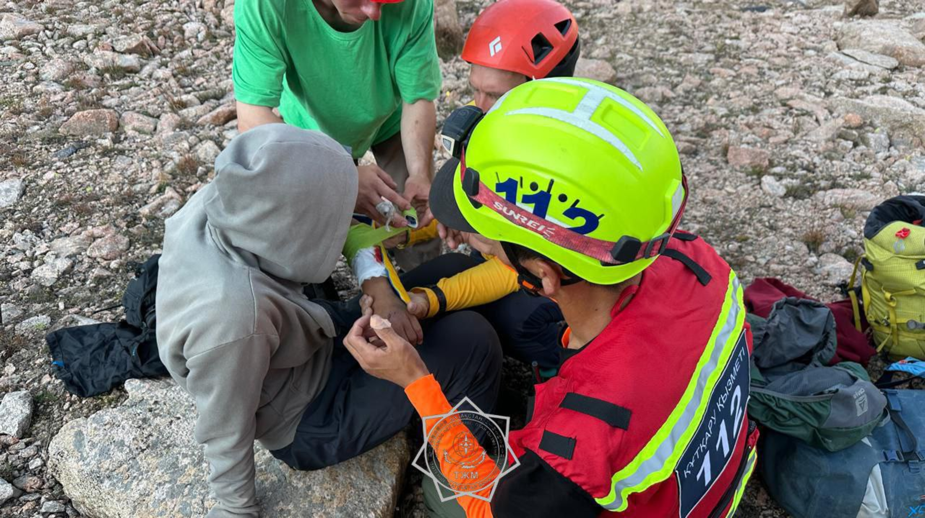 Алматыда тауға шыққан жасөспірімнің үстіне тас құлады
