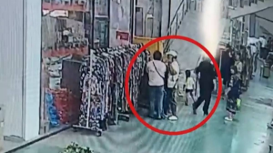 Алматыда базарда ұрлық жасады деген күдікпен үш әйел ұсталды