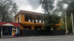 Алматының орталығында ғимарат сүріліп жатыр