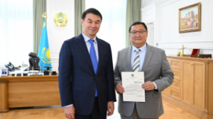 Дархан Сатыбалды абайтанушы ғалым Базарбек Атығайға Президенттің құттықтау хатын табыстады