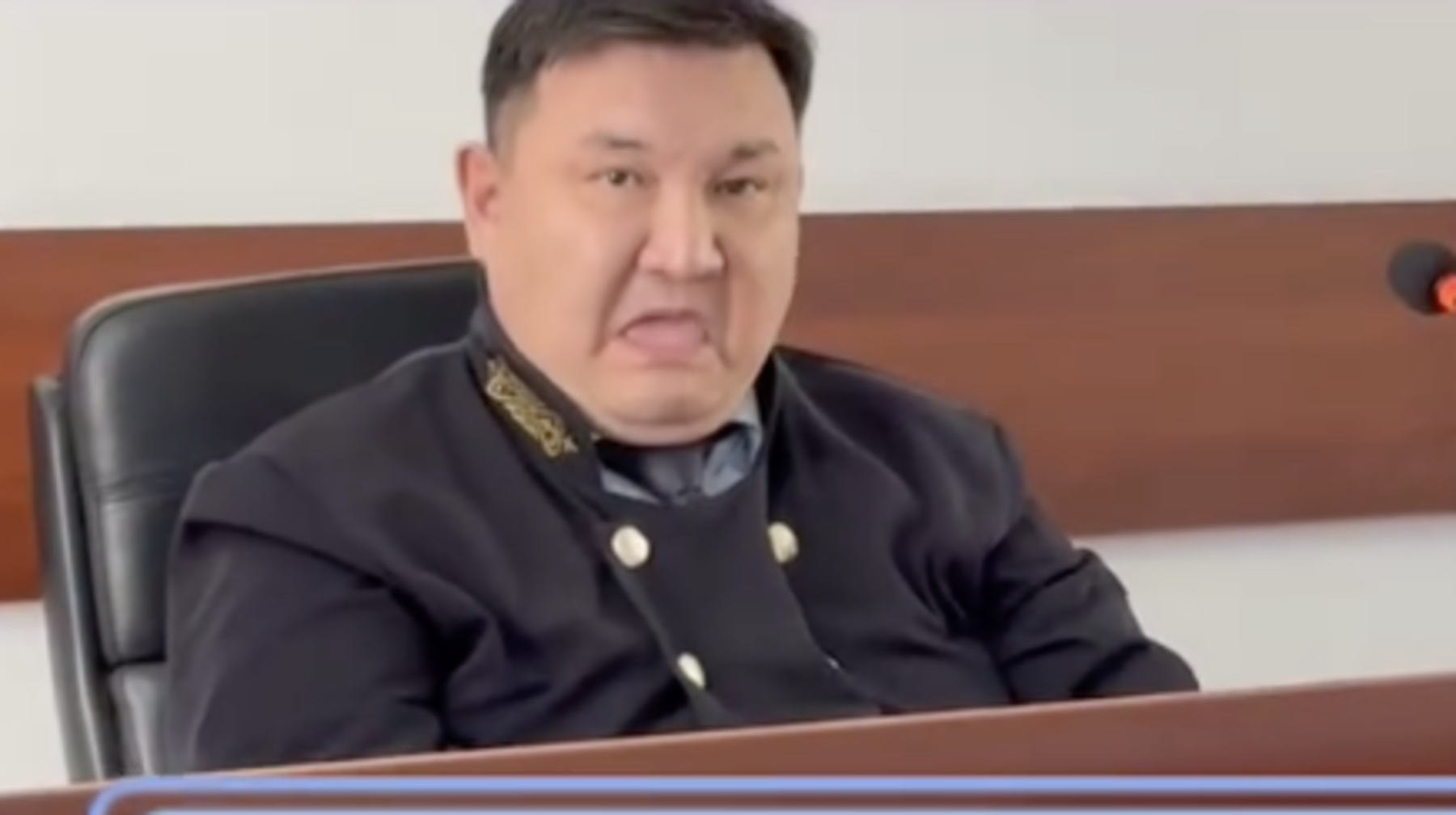 "Бәрі дұрыс па?" Берденов ісі бойынша судья сот отырысында оғаш қылық көрсетті