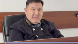"Бәрі дұрыс па?" Берденов ісі бойынша судья сот отырысында оғаш қылық көрсетті