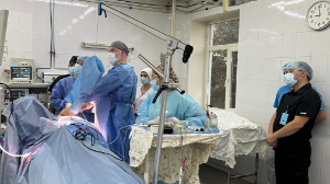 Алматылық ортопедтер иығы 13 рет шығып кеткен науқасқа күрделі ота жасады