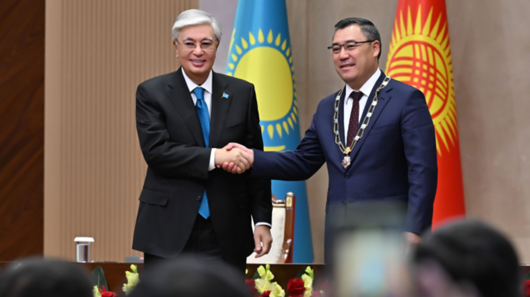 Мемлекет басшысы Қырғыз Республикасының Президенті Садыр Жапаровты «Алтын Қыран» орденімен марапаттады