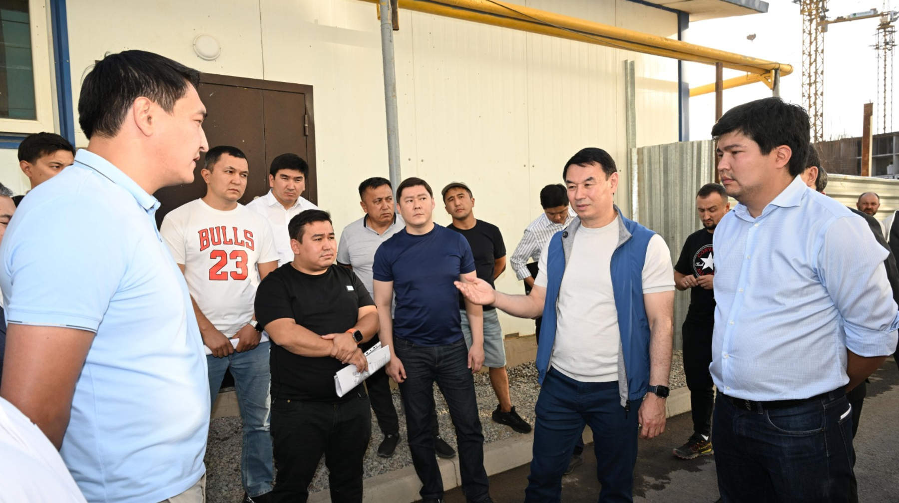 Алматы әкімі «Altyn City» тұрғындарымен кездесті