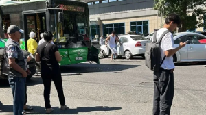 №65 қоғамдық автобус пен жеңіл көлік соқтығысты