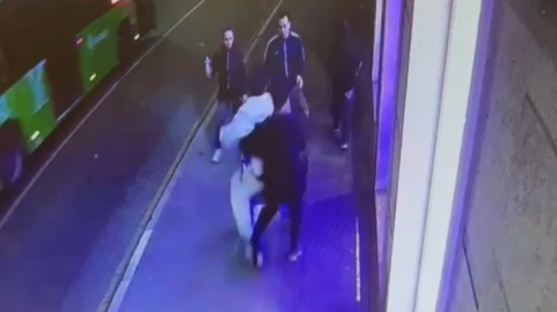 Алматыда самокат мінген жасөспірімдер бесікарбаны соғып кеткен