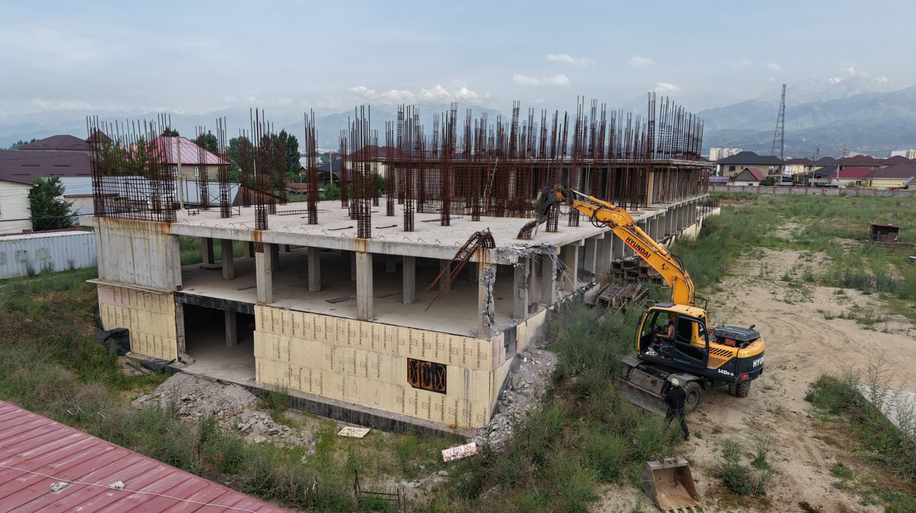 Алматыда жыл басынан бері 33 заңсыз құрылыс нысаны сүрілді