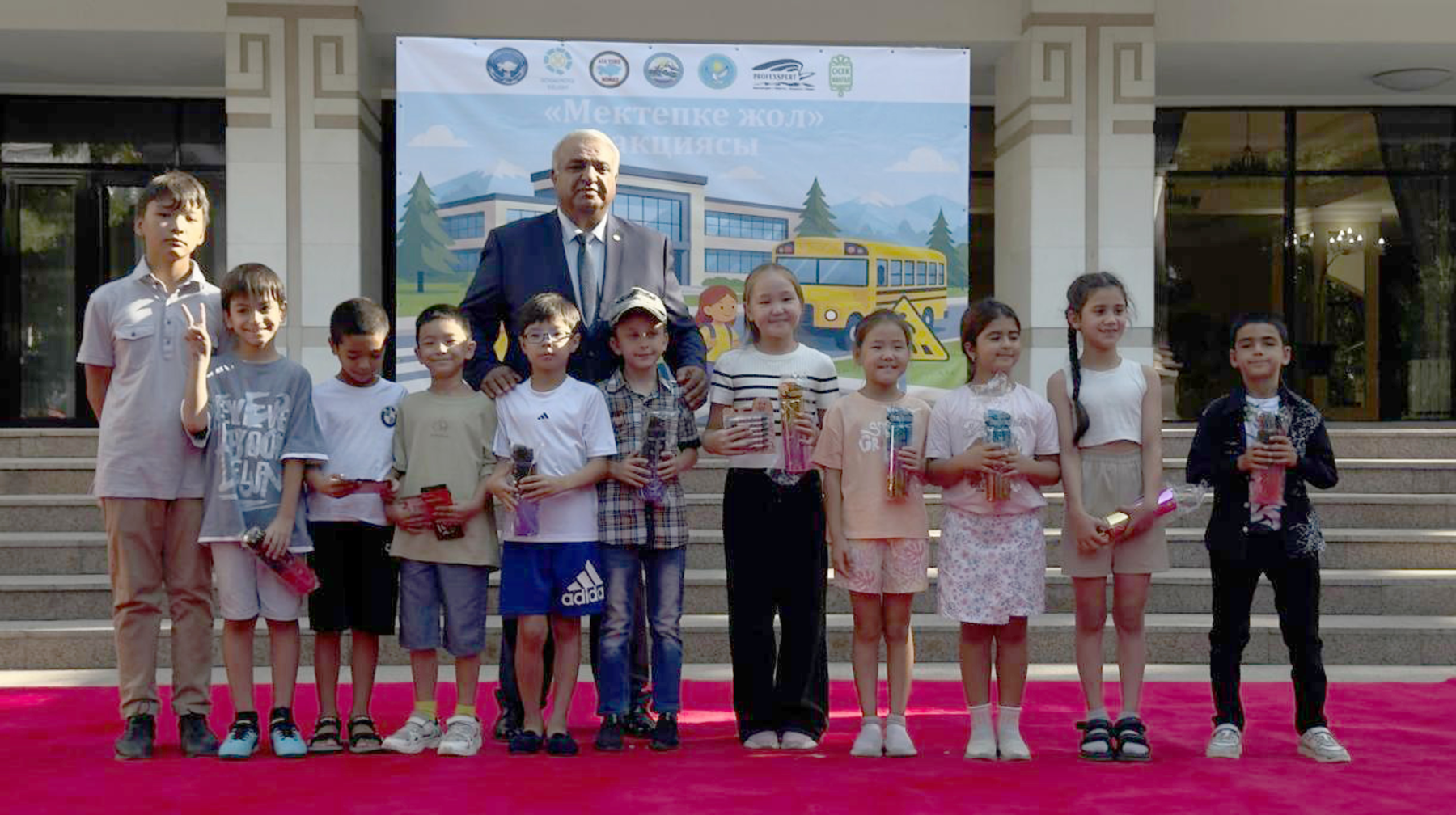 Балалар ағаларына алғыс айтады