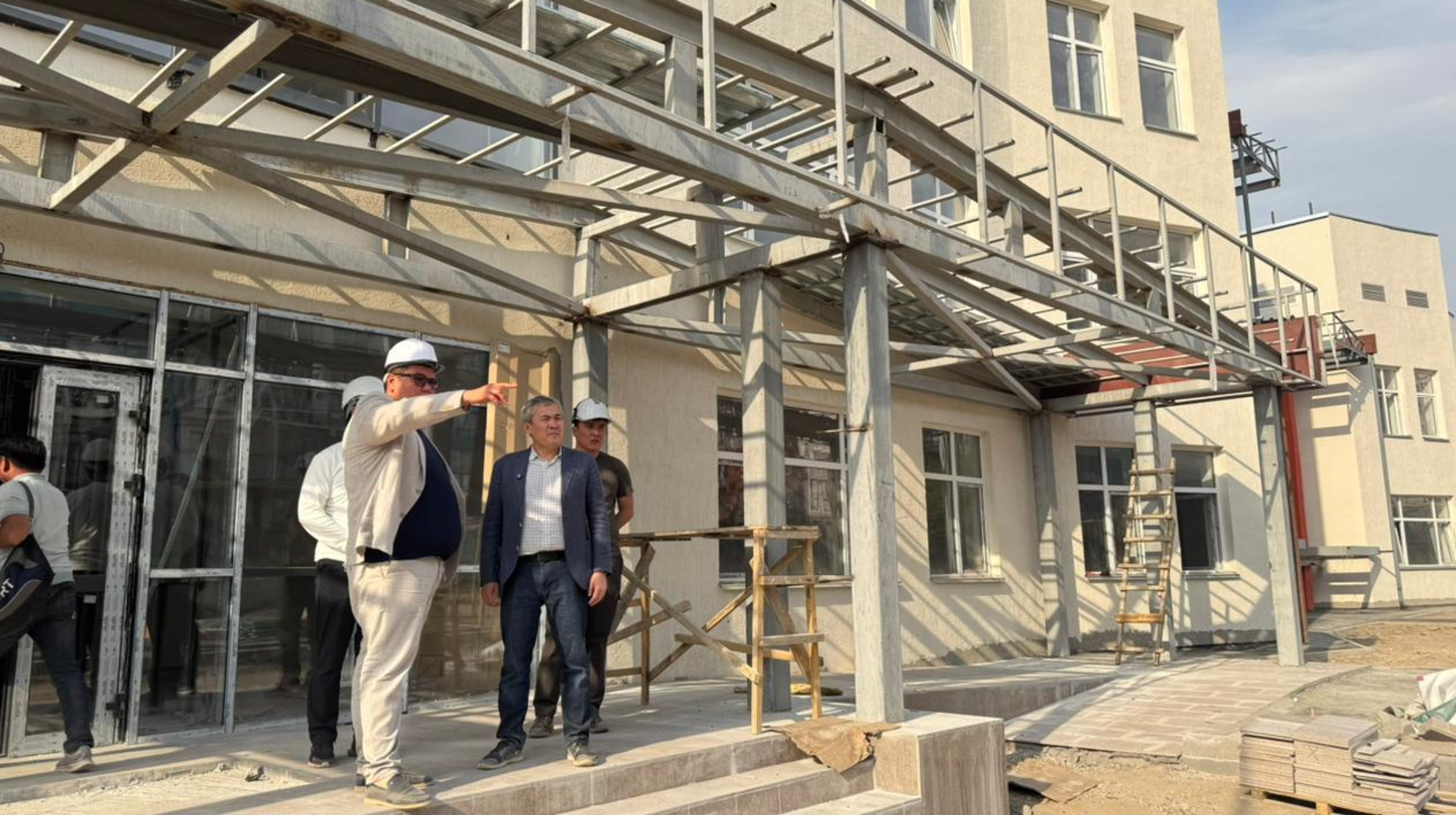 Алматы әкімінің орынбасары Наурызбай ауданындағы мектеп, балабақша мен емхананың құрылыс барысын тексерді