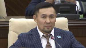 Депутат Ардақ Назаров Мәжіліс отырысында анасын құттықтады