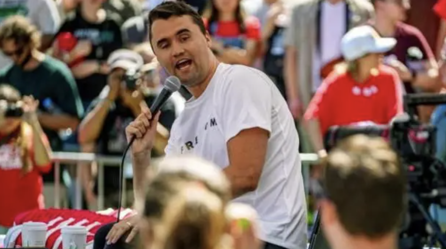 Америкалық блогер әрі Трамптың жақтасы жұрт алдында оққа ұшты 