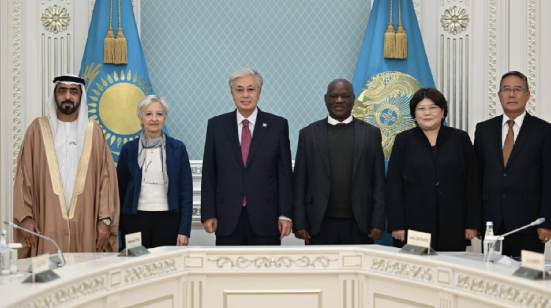 Тоқаев «Бейбітшілік пен құқыққа негізделген болашақ» халықаралық форумына қатысушылармен кездесті