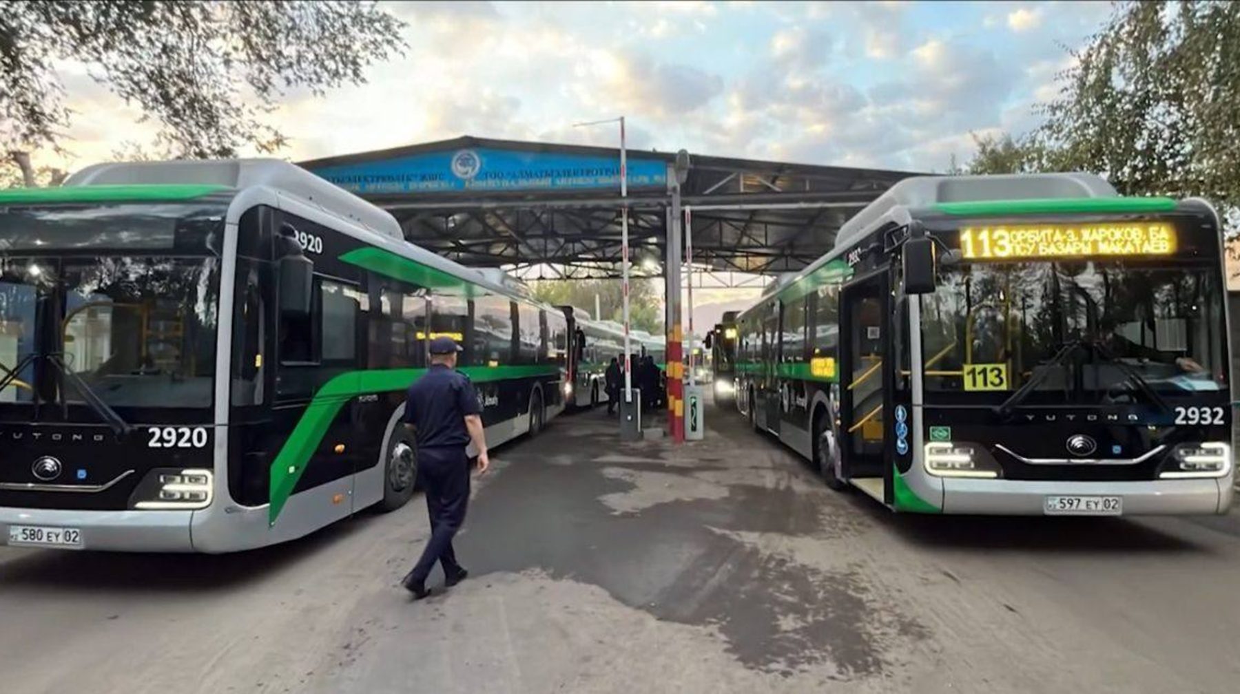 Алматыда полиция автопарктерді тексерді 