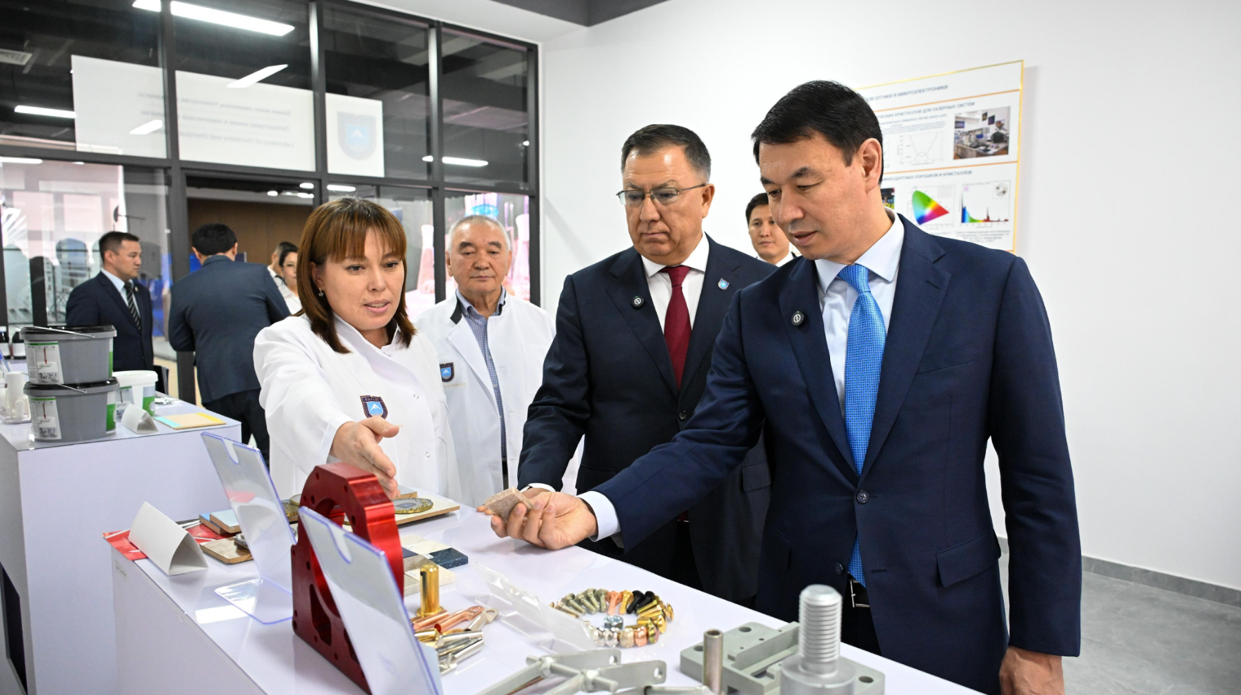 Алматы әкімі әл-Фараби атындағы ҚазҰУ-дың ғылыми инфрақұрылымымен танысты