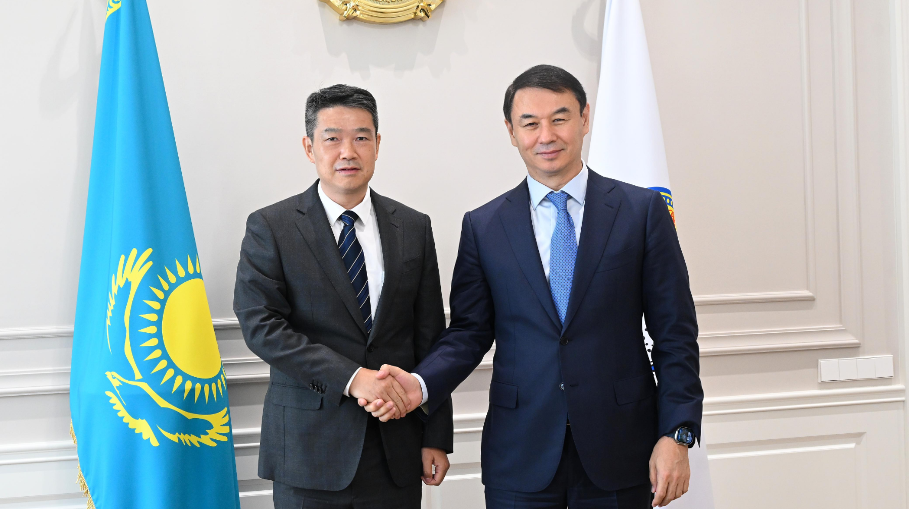 Алматы әкімі Дархан Сатыбалды Шанхайдың вице-мэрі Чжан Я Хунмен кездесті