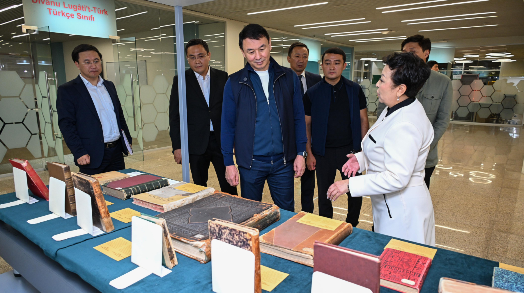 Дархан Сатыбалды «Алатау» театрының қайта  жаңаруын тексеріп, Alatau Сreative Hub кітапханасына да барды