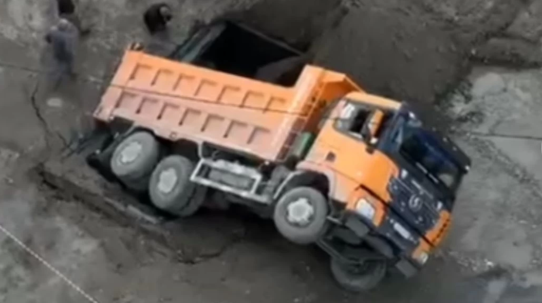 Семейде қала ортасындағы көше опырылып, жүк көлігі түсіп кетті