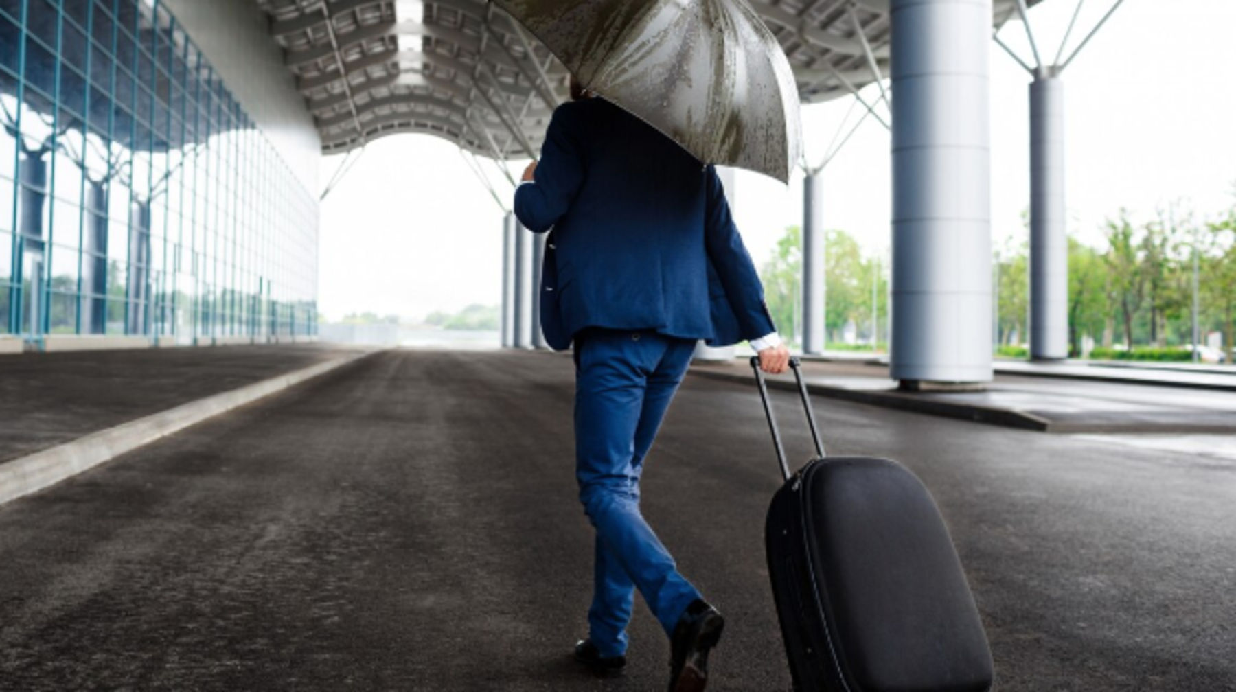 "Бұл - нағыз бассыздық". Билік экс-президентті үйінен қуып шықты