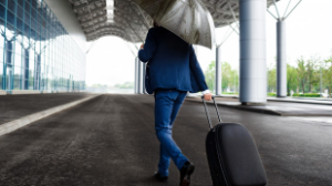 "Бұл - нағыз бассыздық". Билік экс-президентті үйінен қуып шықты