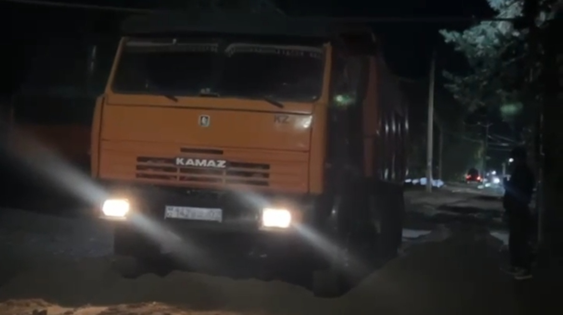 Алматыда Аманжол көшесінде асфальттың опырылуынан кейінгі жөндеу жұмыстары қолға алынды