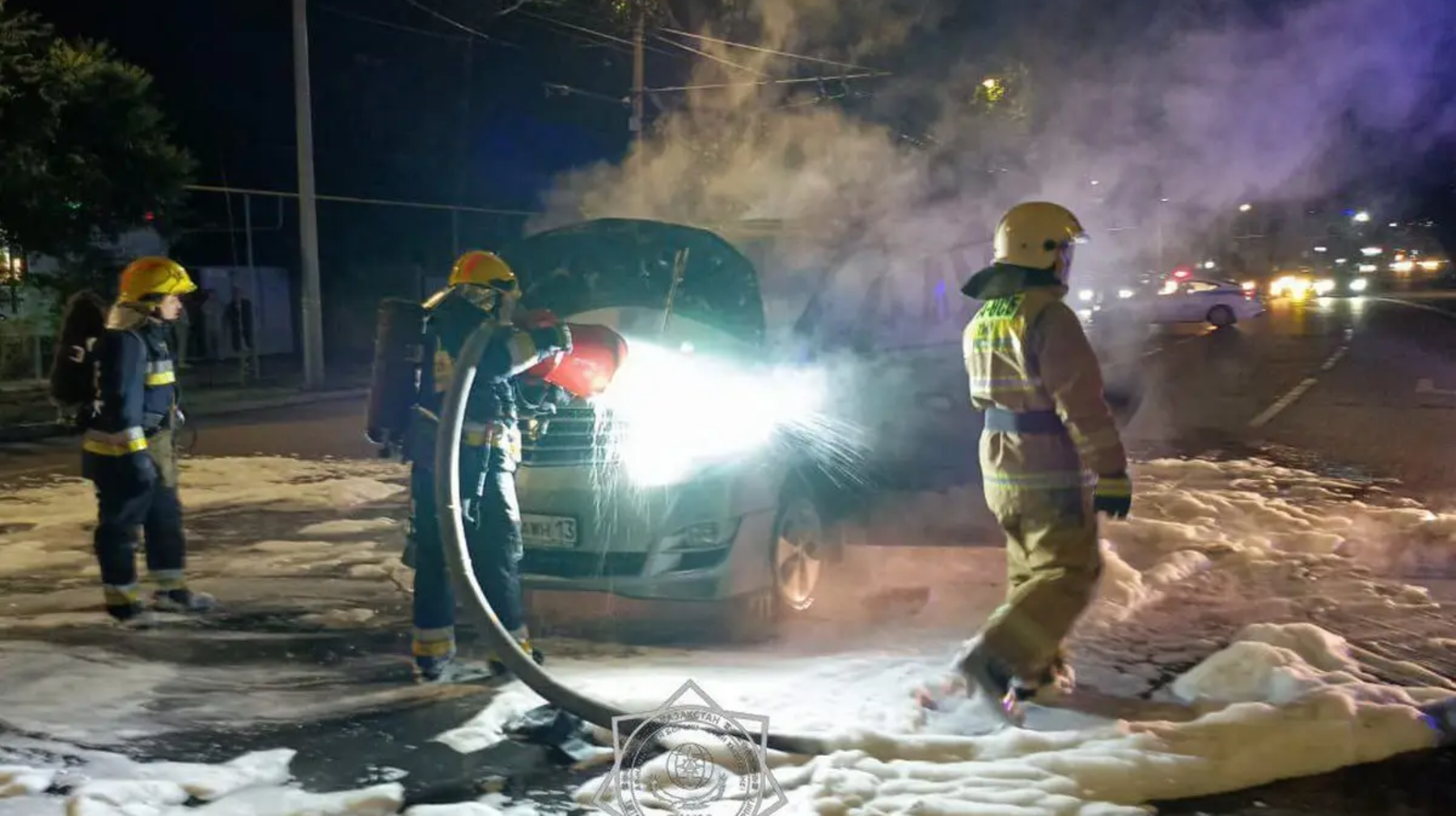 Алматы көшелерінің бірінде жеңіл көлік өртеніп кетті