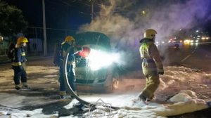 Алматы көшелерінің бірінде жеңіл көлік өртеніп кетті