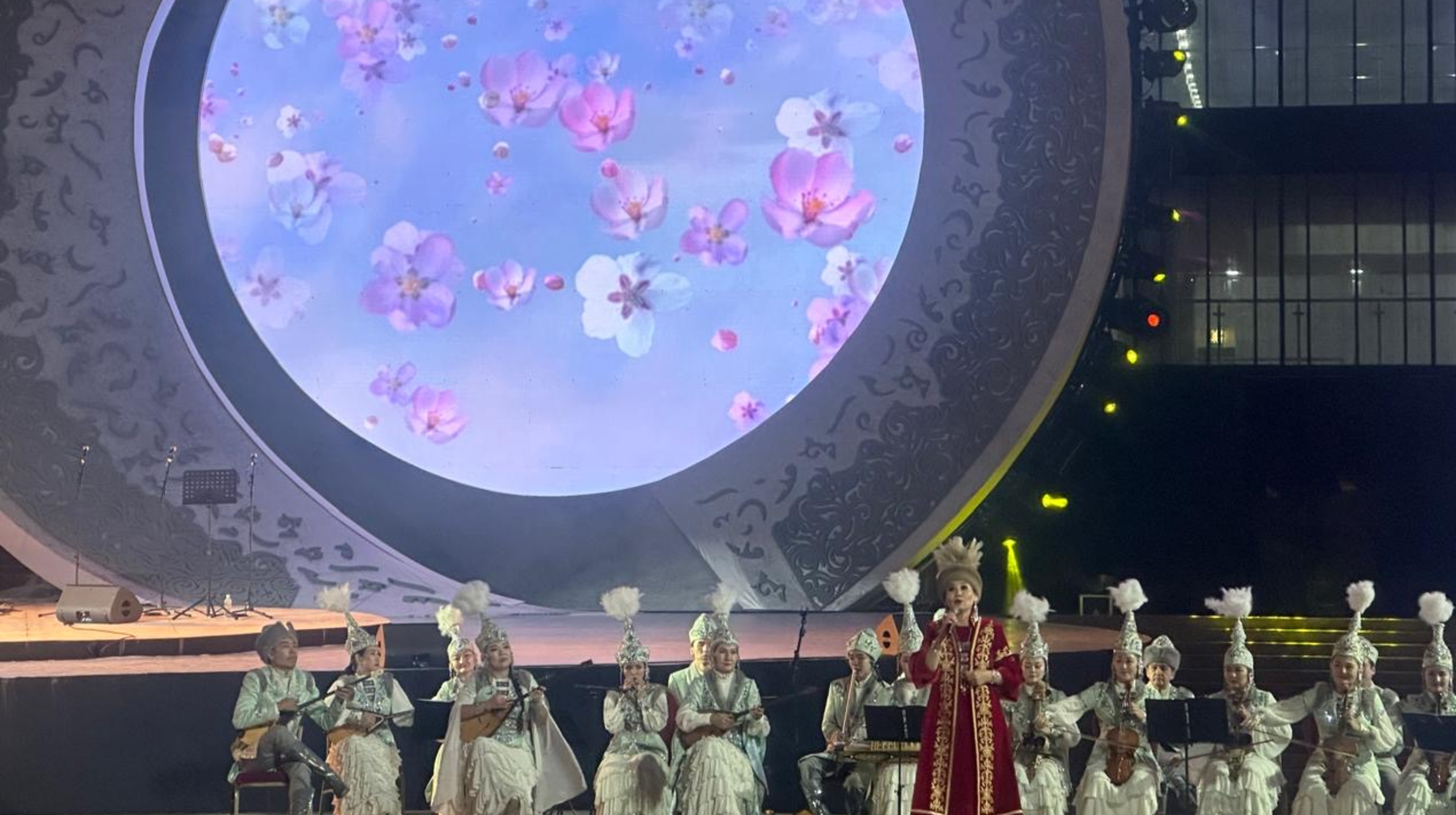 Алматыда Қала күніне орай дәстүрлі ән кеші өтті