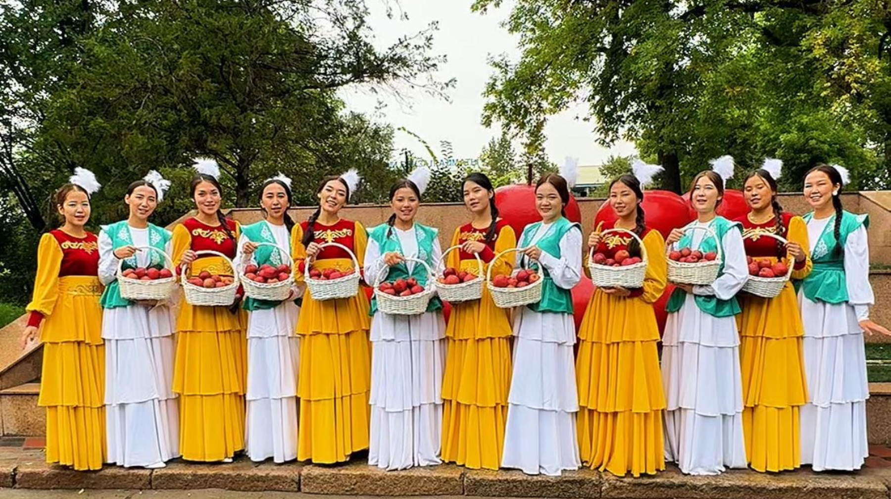 Алматыда тұрғындар мен қонақтарға алма ұсынылды