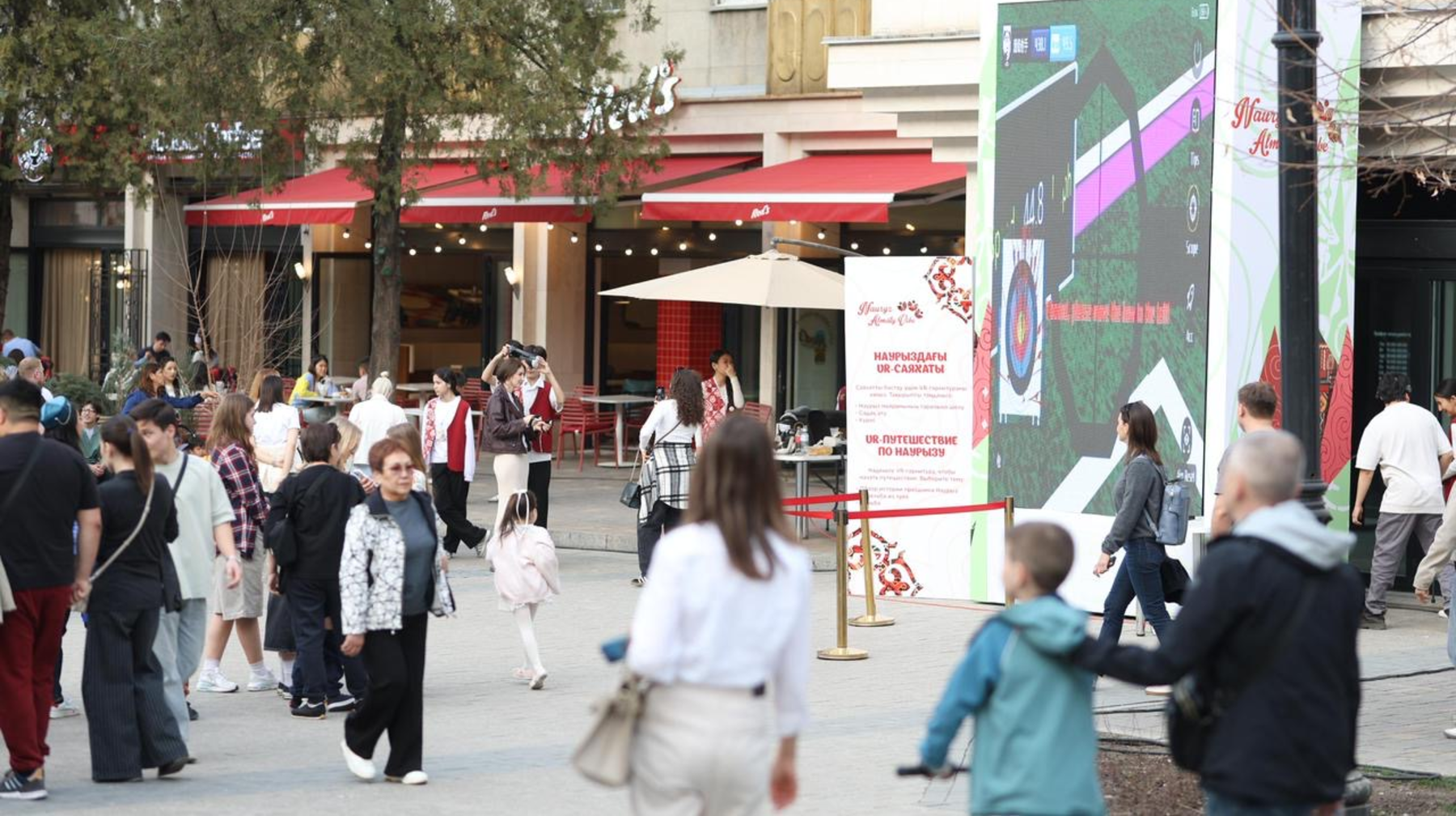 Digital Fest Almaty: Панфилов жаяу жүргіншілер көшесіндегі роботтар және болашақ технология