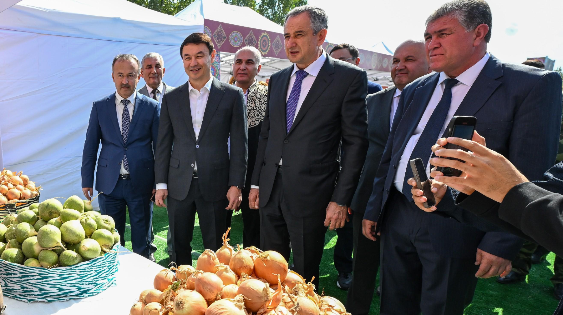 Қала күніне орай Алматы әкімі Дархан Сатыбалды Тәжікстаннан келген фермерлер жәрмеңкесіне барды