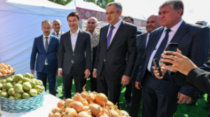 Қала күніне орай Алматы әкімі Дархан Сатыбалды Тәжікстаннан келген фермерлер жәрмеңкесіне барды