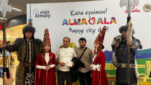 Қала күніне орай 5 мыңнан астам қонаққа әуежайда Алматы апорты таратылды