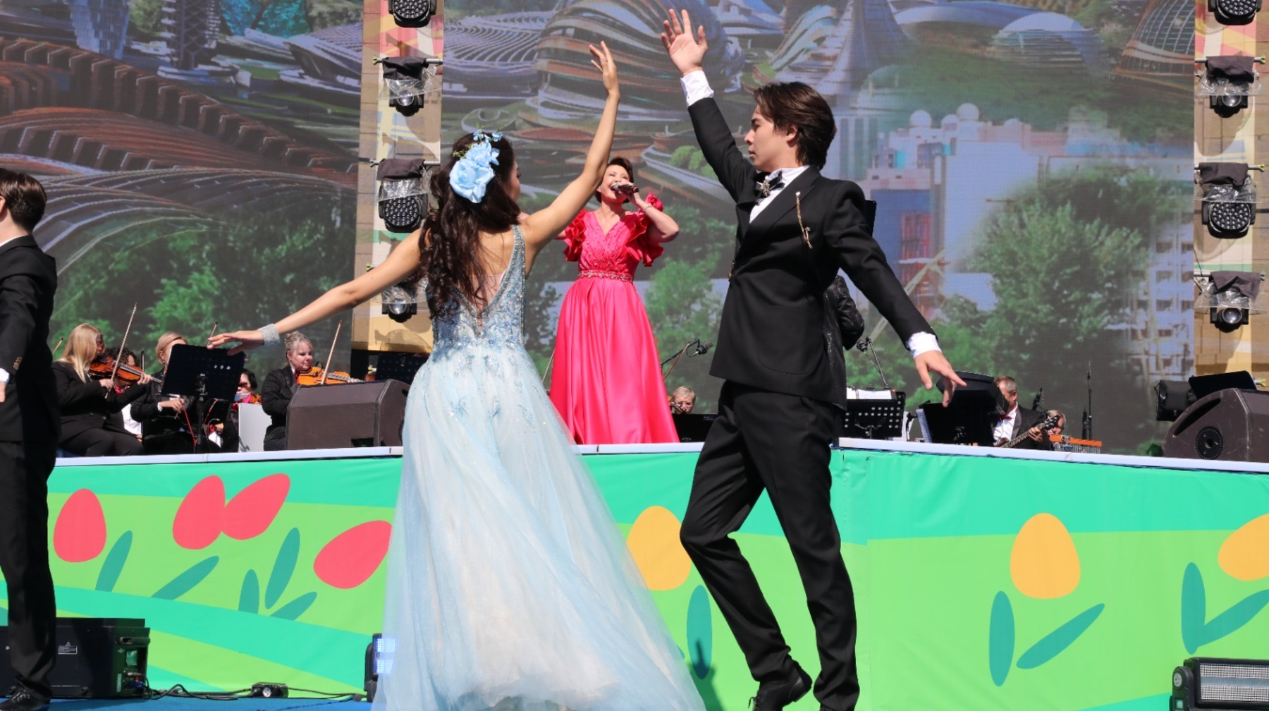 Өнер жұлдыздары Алматыны ән-жырға бөлеуде