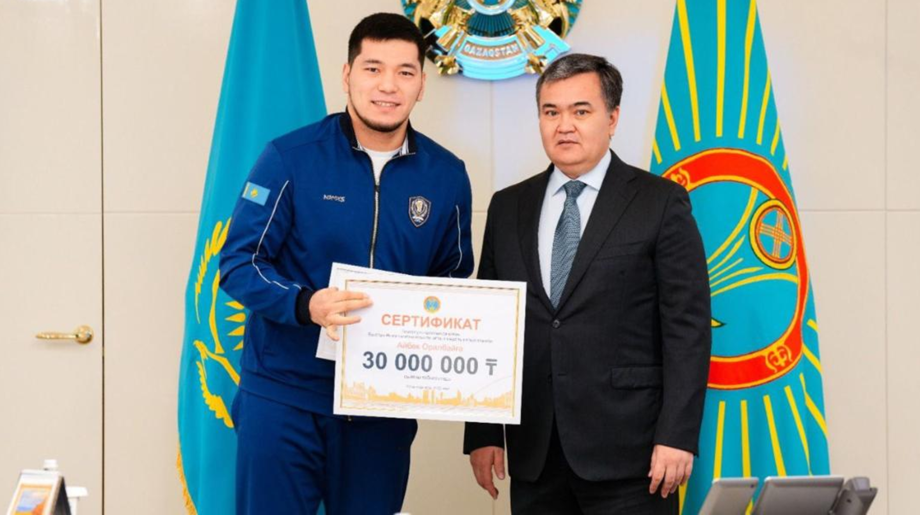 Астана әкімдігі бокстан әлем чемпиондары С.Тәшкенбай мен А.Оралбайға 30 млн теңгеден берді 