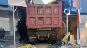 Қостанай облысында жүк көлігі жанармай құю бекетіне соғылды 