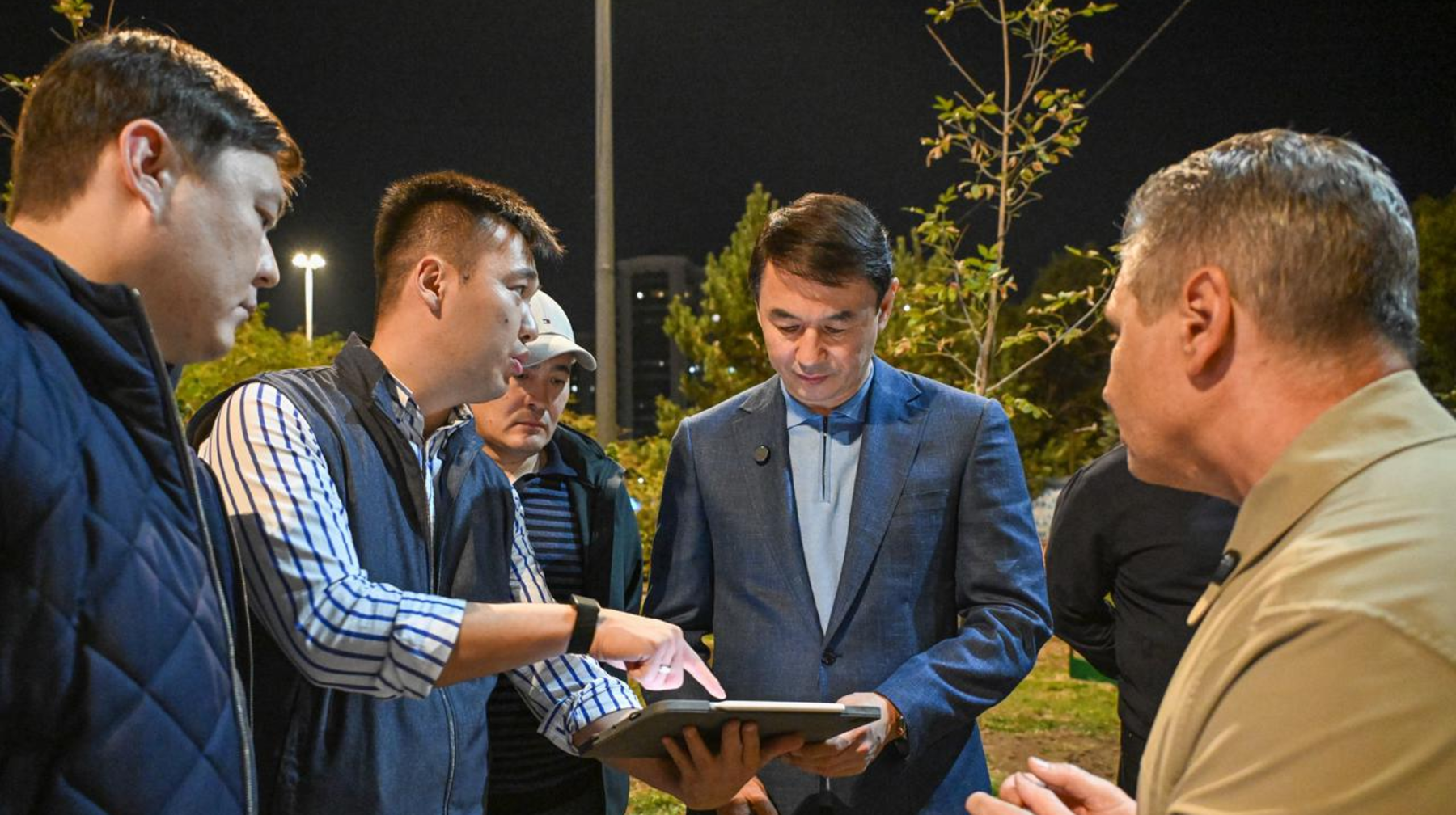 Алматы әкімі мегаполисті жарықтандыру жұмыстарының қарқынымен танысты