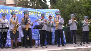 Алматыда полицейлер қала тұрғындарына концерт тарту етті  