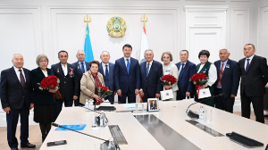 Дархан Сатыбалды ардагерлерді Қарттар күнімен құттықтады