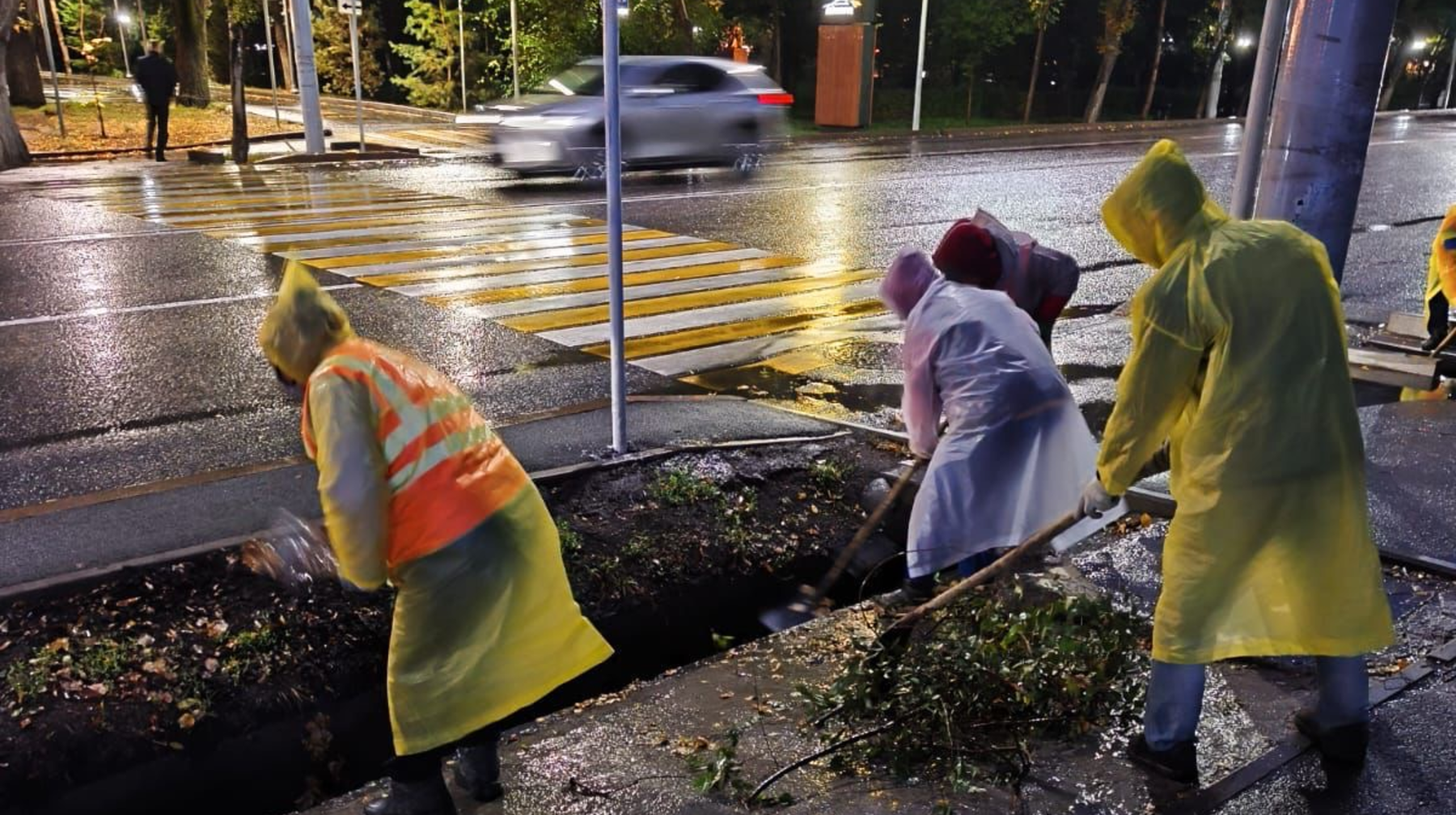 Алматыда су басудың алдын алу үшін 2 мыңнан астам коммуналдық қызметкер тәулік бойы кезекшілік атқарады