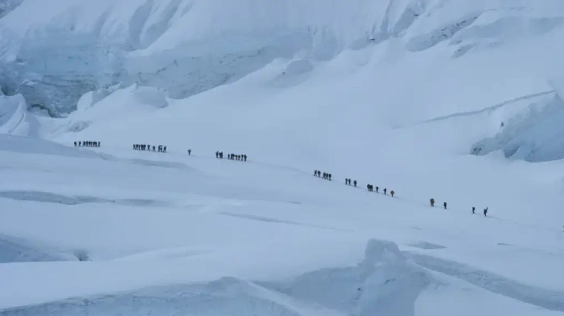 Эвересттің шығыс беткейінде мыңға жуық адамды қар басып қалды