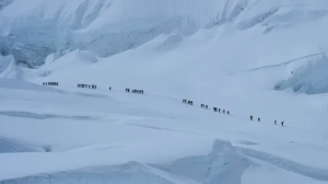 Эвересттің шығыс беткейінде мыңға жуық адамды қар басып қалды