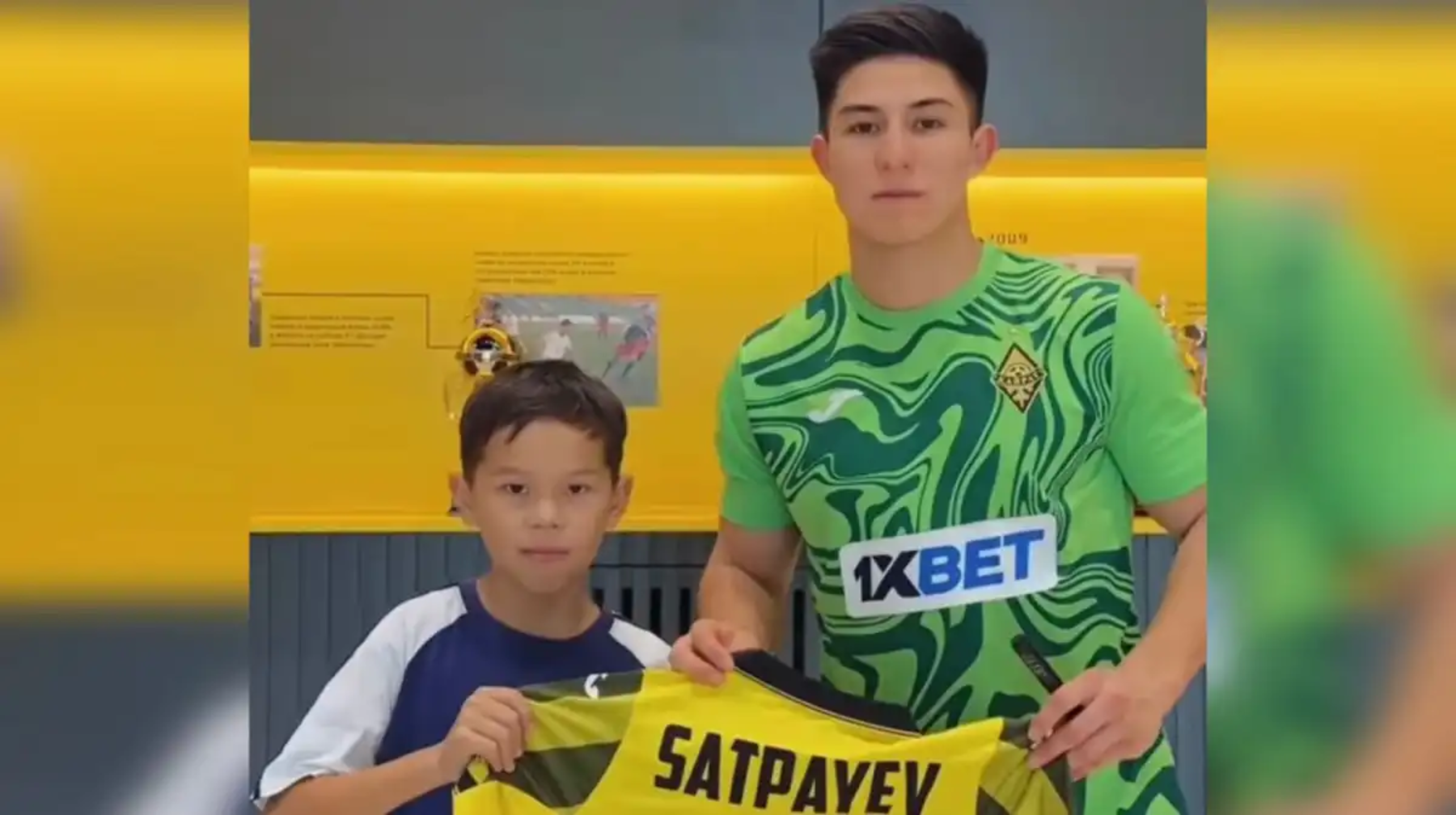 Дастан Сәтпаев изолентамен футбол формасын жасаған жанкүйеріне жейде сыйлады