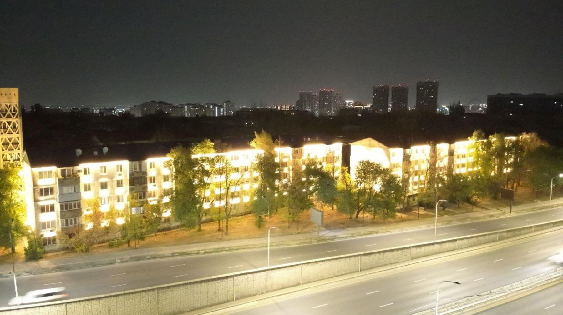 Сәулет жарықтандыру: Бостандық ауданы кешкі уақытта самаладай жарқырай түсті