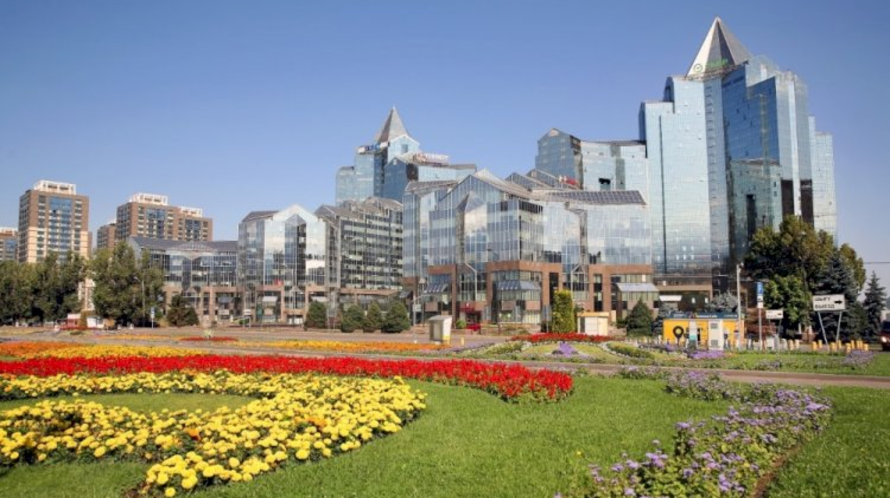 Алматыда күзгі көріктендіру және гүлзарларды қысқа дайындау жұмыстары басталды