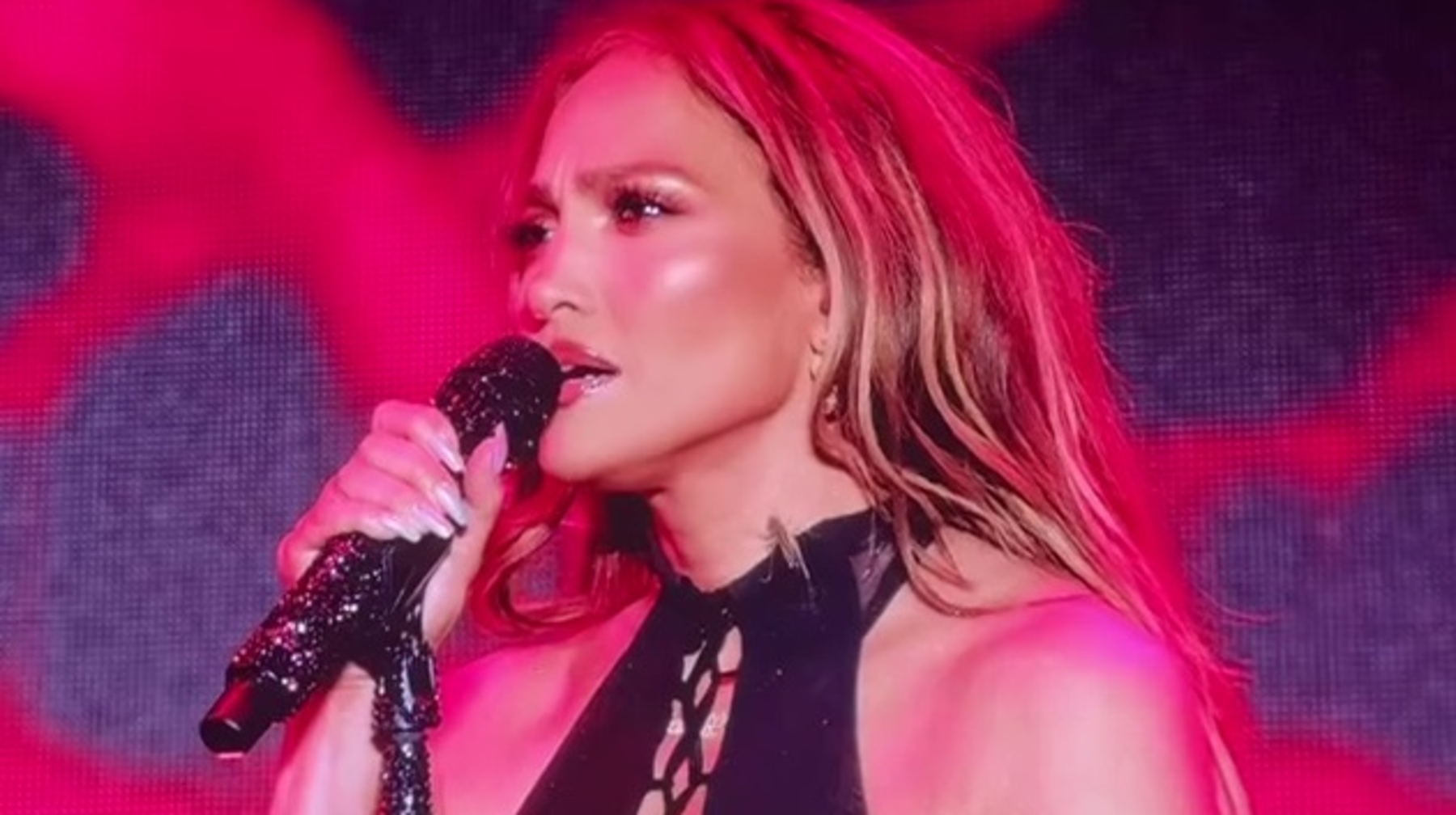 "Ол мені қыдықтады". Джей Ло Алматыда өткен концертіндегі қызық оқиға туралы айтты