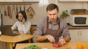 "Күшік күйеу" қайдан шығады? Психолог "әйел билейтін" үйдегі тәрбие туралы тарқатып берді
