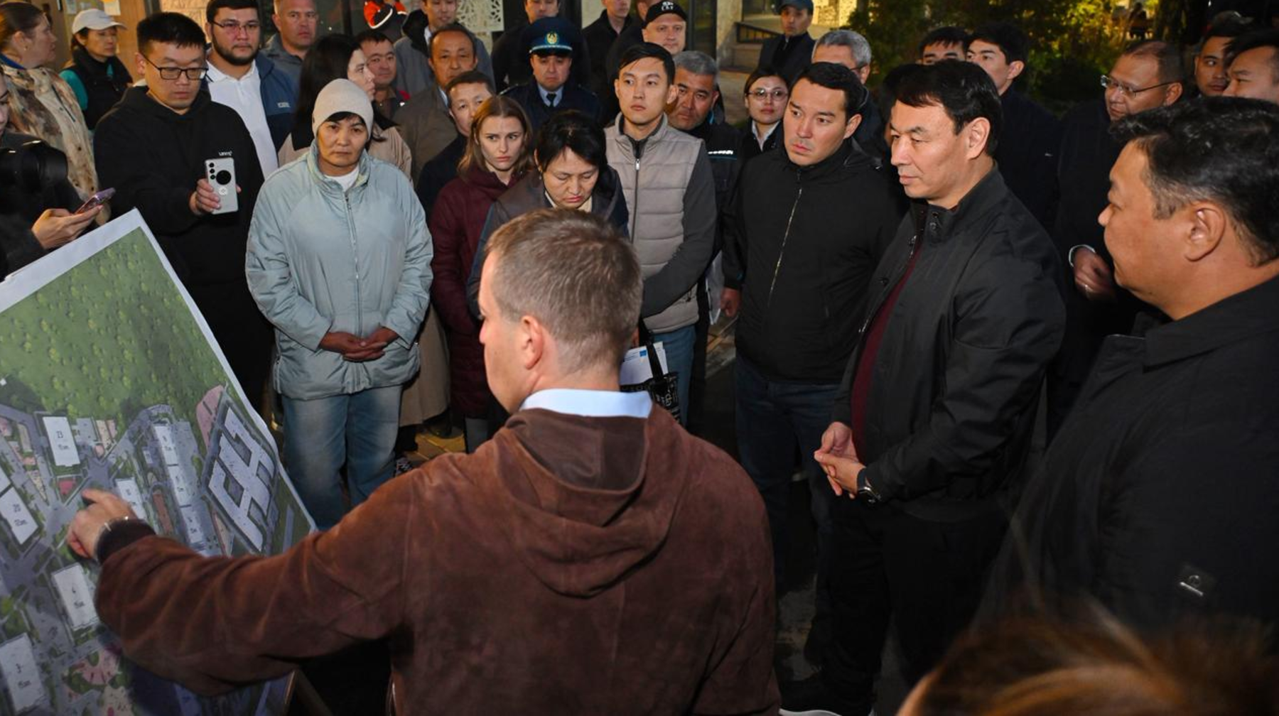 Алматы әкімі «Auezov City» тұрғындарымен кездесіп, «Думан» су қоймасының қайта жаңғыртылу барысын тексерді